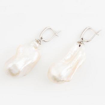 Earrings 18K white gold with cultured baroque freshwater pearls and brilliant-cut diamonds.