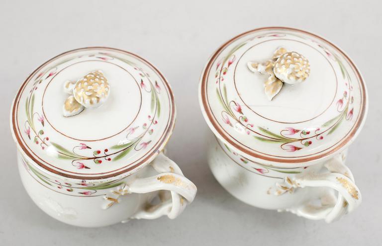 CREMEKOPPAR, 1 par, porslin, Kina, Qianlong 1736-1795.