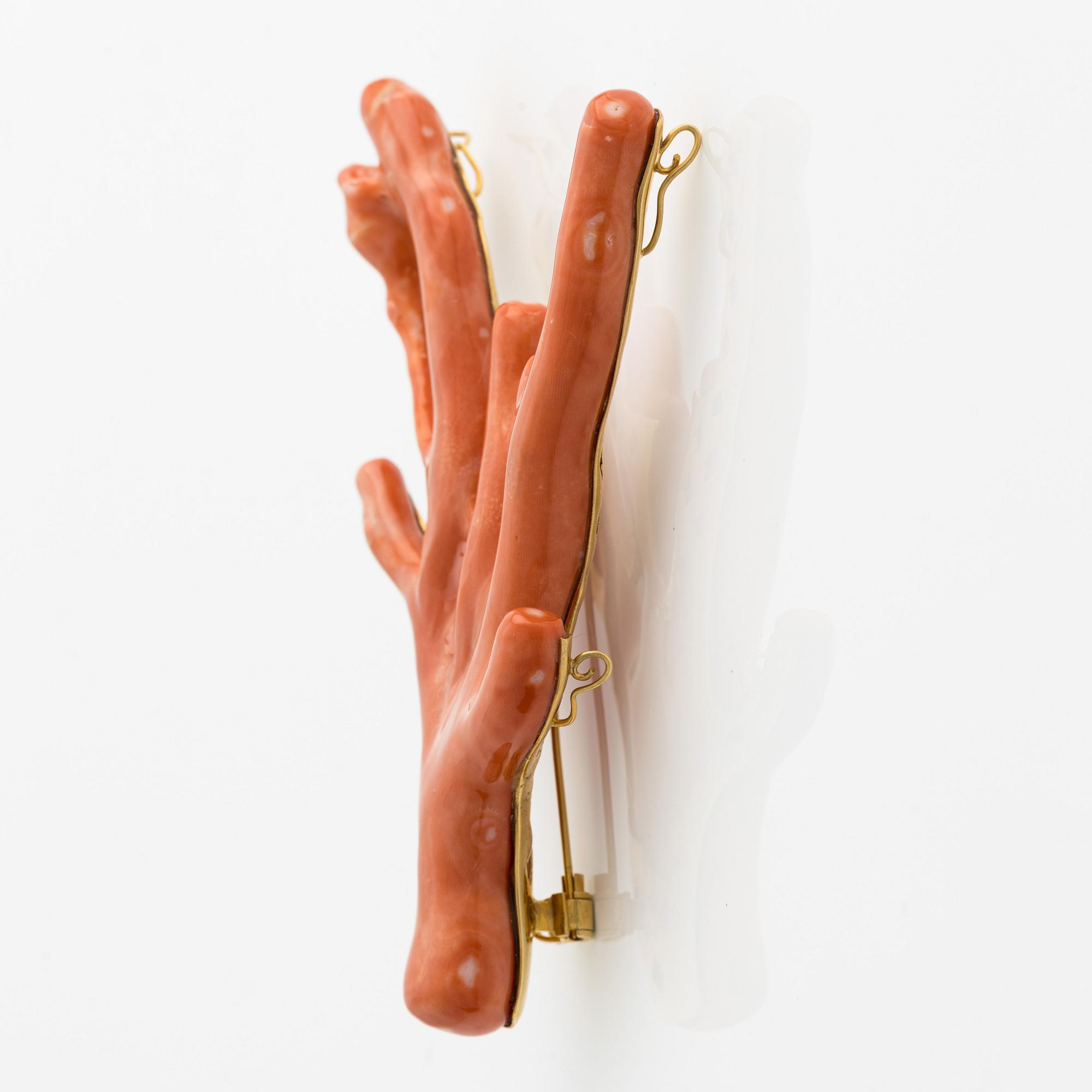 Brooch/pendant  18K gold and coral.