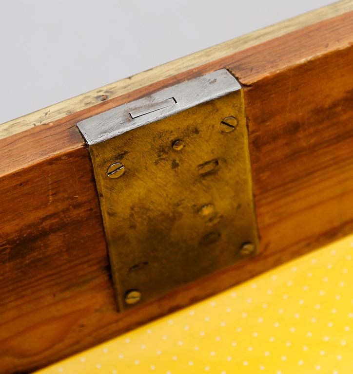 BYRÅ, sengustaviansk, omkring år 1800.