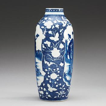 A blue and white vase, Qing dynasty.