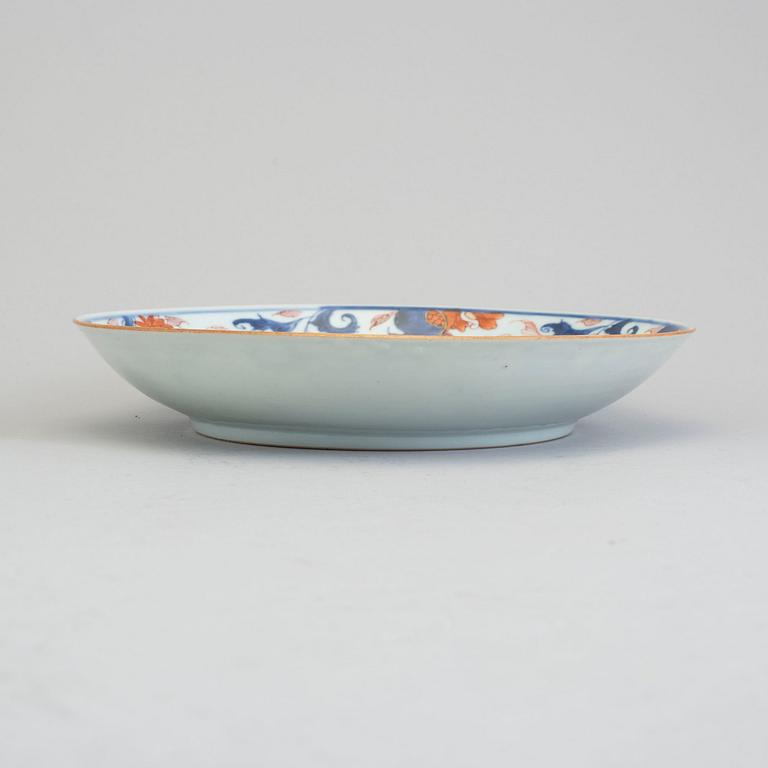 An Imari export porcelain dish, Qing dynasty, Qianlong (1736-95).