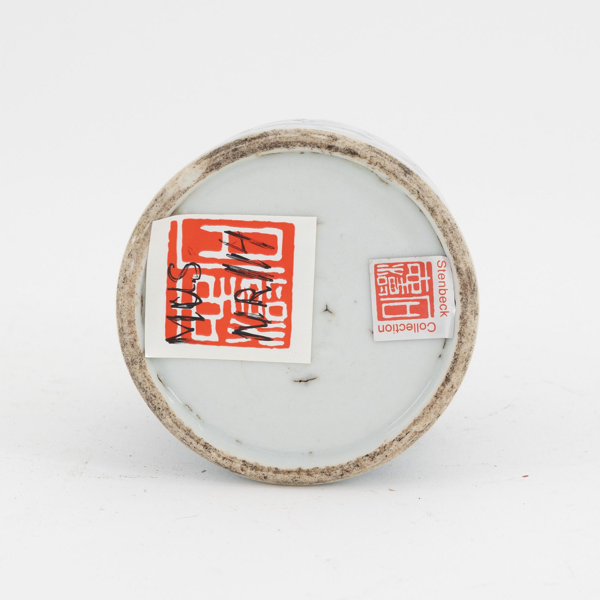 Fat, 12 stycken, samt bläckflaska, porslin, Kina, sen Qingdynasti, sent 1800-tal eller omkring år 1900.