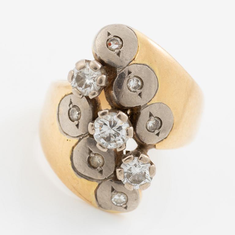 Ring, 18K gold with three brilliant-cut diamonds and small diamonds.