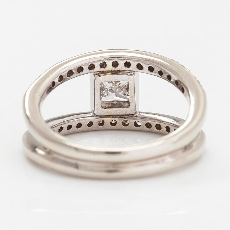 Ring, 14K vitguld med en prinsesslipad diamant ca 0.50 ct och sidodiamanter totalt ca 0.30 ct.