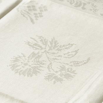 A tablecloth and napkins, 8 pcs., linen damask, "Strödda blommor", signed C.W. T:tORP, SVERIGE.