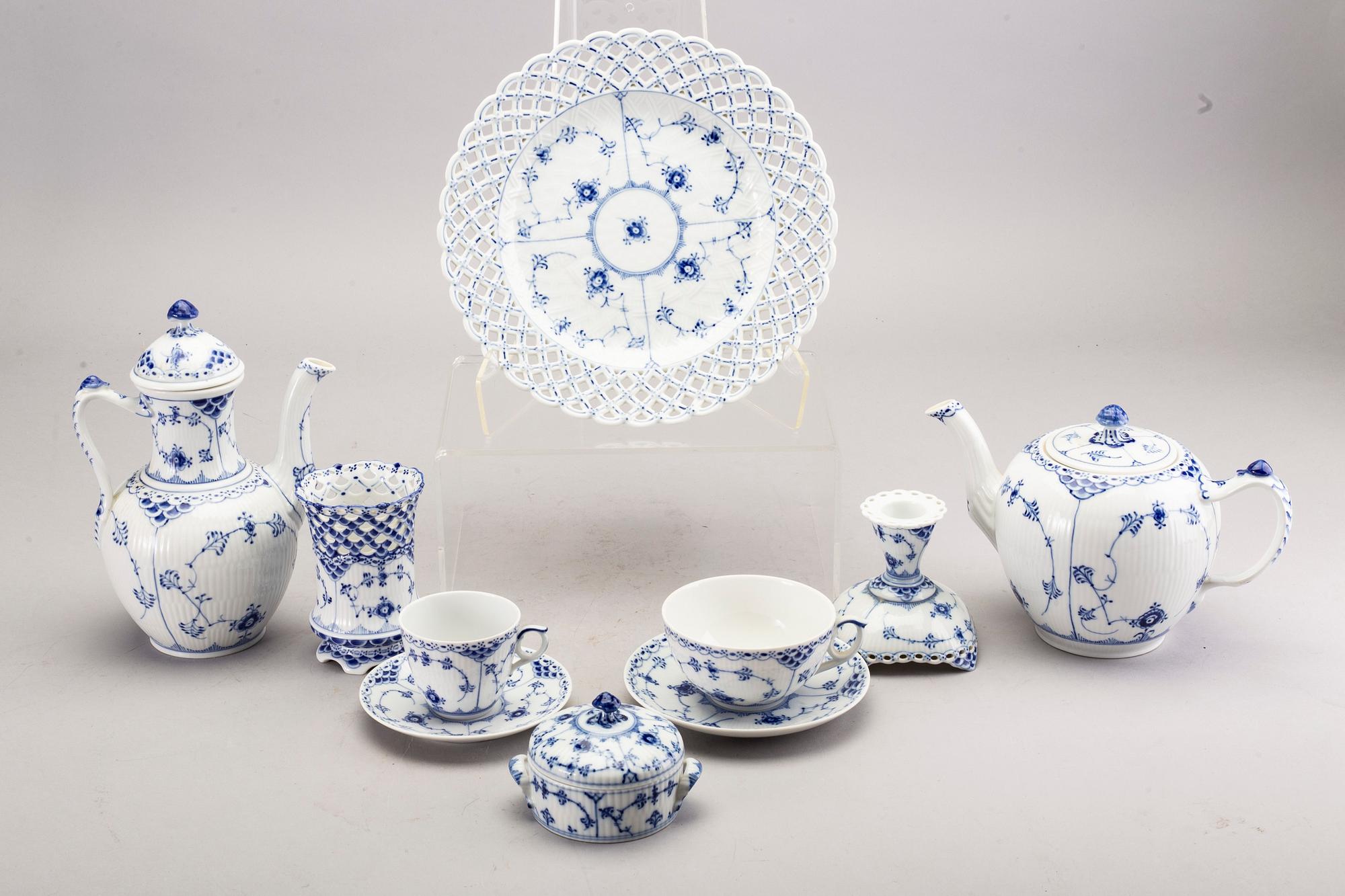 A TEA- AND COFFEESET MUSELMALET ROYAL COPENHAGEN 42 PCS.