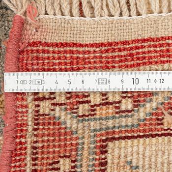 A Heriz design carpet 393 x 293 cm.