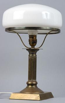 BORDSLAMPA, mässing och glas, 1900-tal.