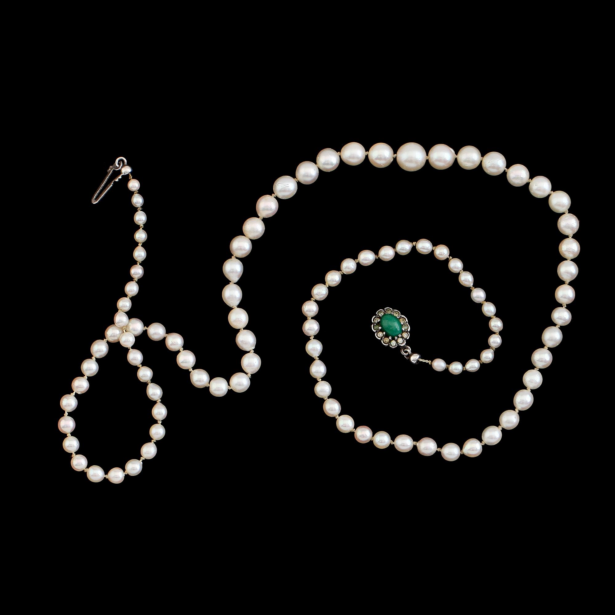 PÄRLCOLLIER, odlade doserade pärlor, silverlås.