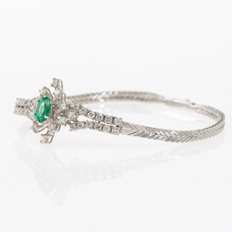 ARMBAND, 18K vitguld, smaragd, briljantslipade diamanter. Vikt ca 14,4 g.