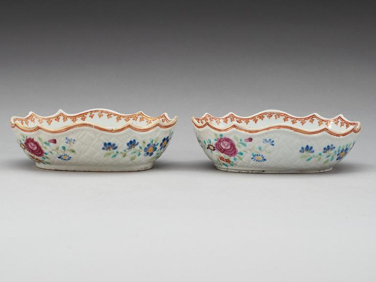 A pair of famille rose bowls, Qing dynastin, Qianlong (1736-95).