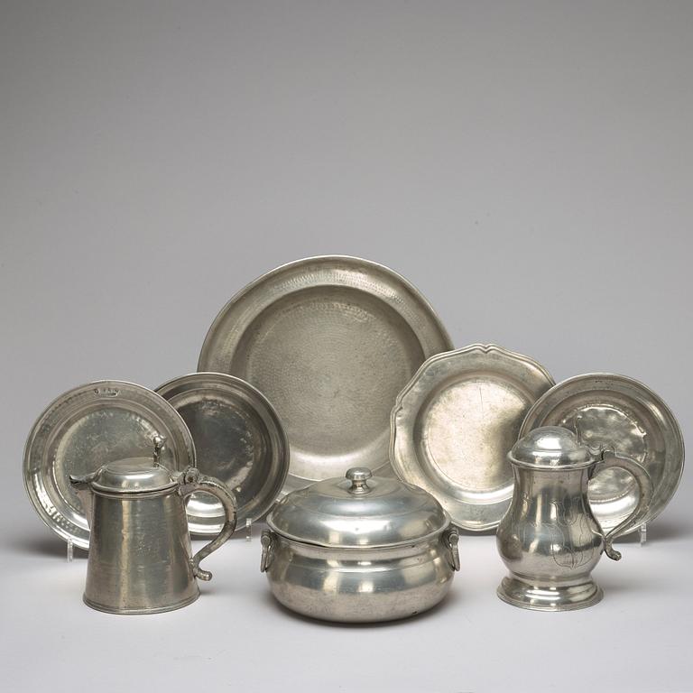 Eight pewter pieces, 18th/19th ct.