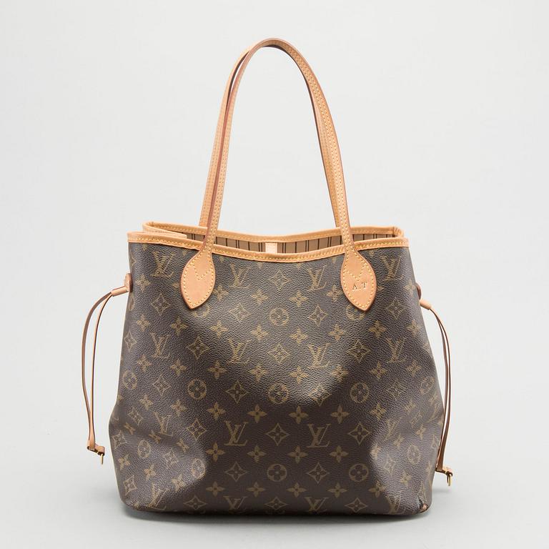 A Louis Vuitton Neverfull MM bag.