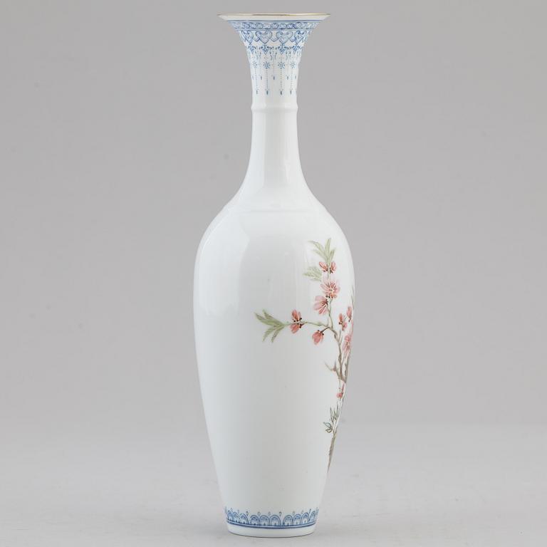 A Chinese eggshell porcelain vase, second half of the 20th century.