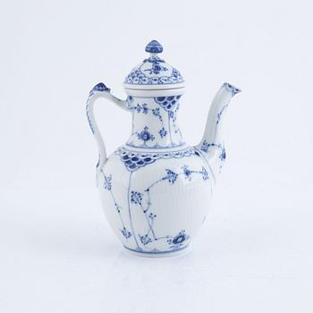 Service parts, 21 pieces, porcelain, "Musselmalet", full and half lace, Royal Copenhagen, Denmark.