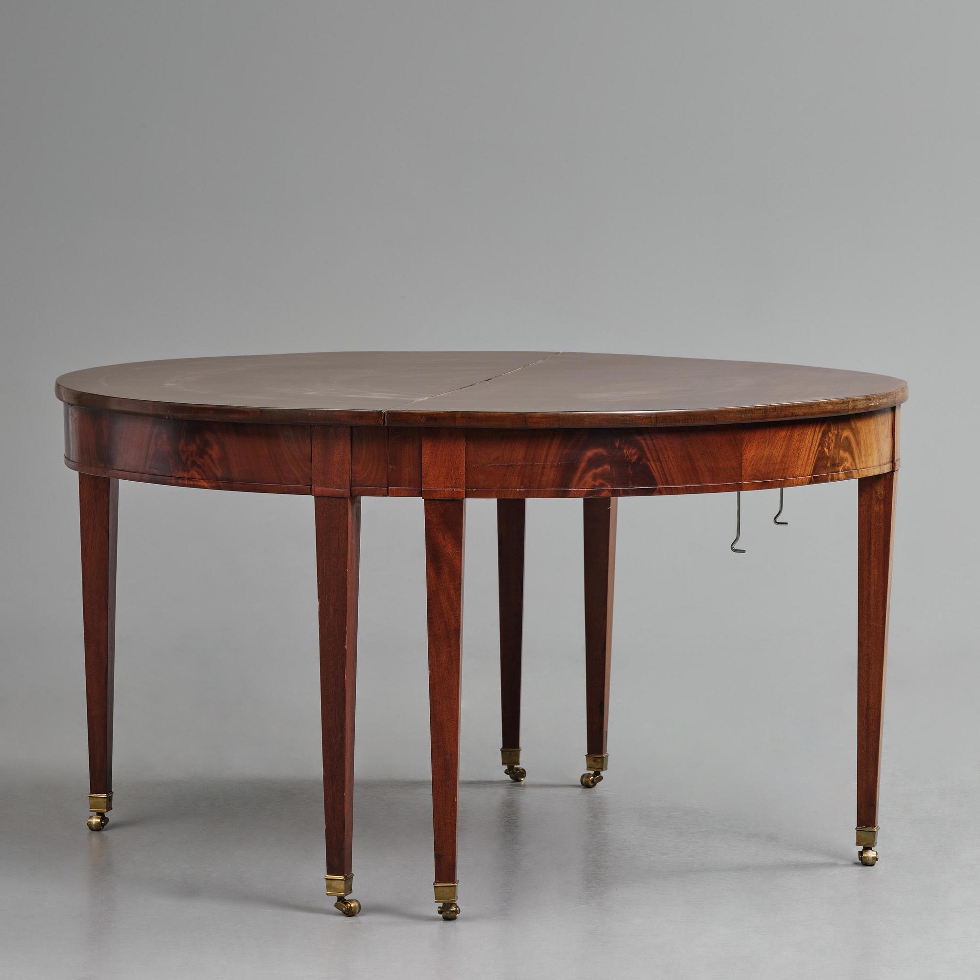 An English mahogany George III-style dining table, 19th century.