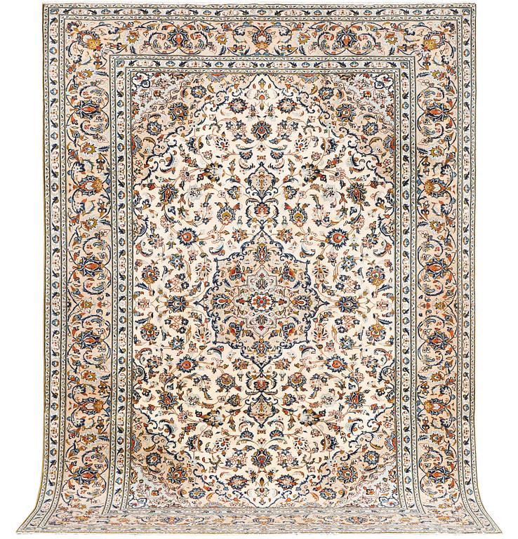A Keshan carpet, c. 341 x 247 cm.