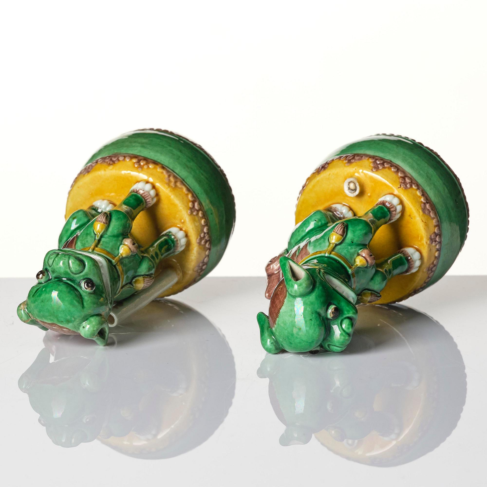 Rökelsehållare, ett par, porslin. Qingdynastin, 1800-tal.