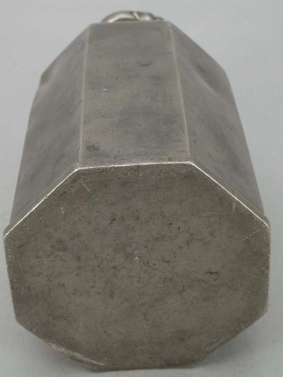 LJUSSTAKAR ETT PAR, mässing, 1800-talets mitt. FLASKA, tenn 1700-tal.