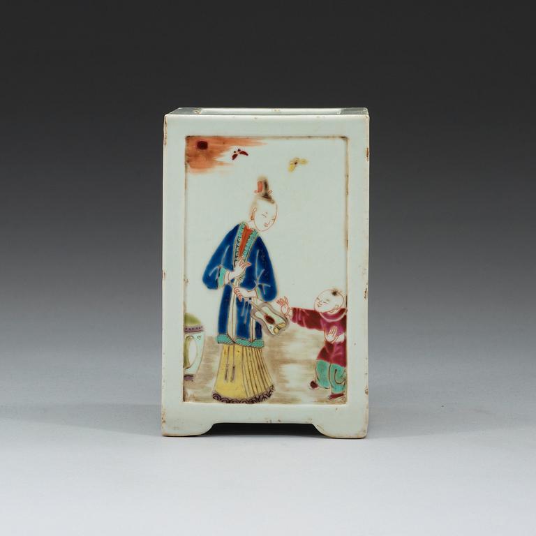 A famille rose brushpot, Qing dynasty (1644-1912).