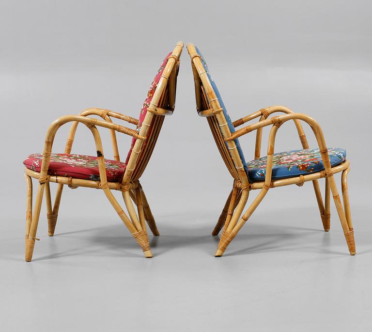 KORGFÅTÖLJER, ett par, 1900-talets andra hälft.