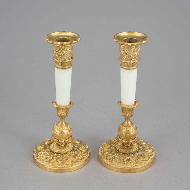 LJUSTAKAR ett par, förgylld mässing och vit marmor. Senempire, 1800-talets mitt.