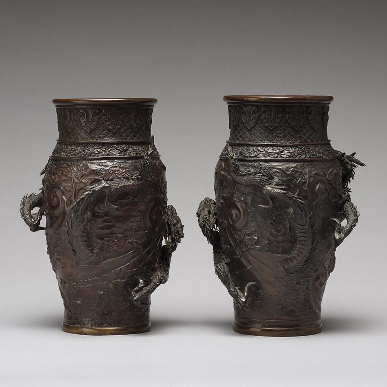 A pair of Japanese bronze vases, Meiji period (1868-1912).