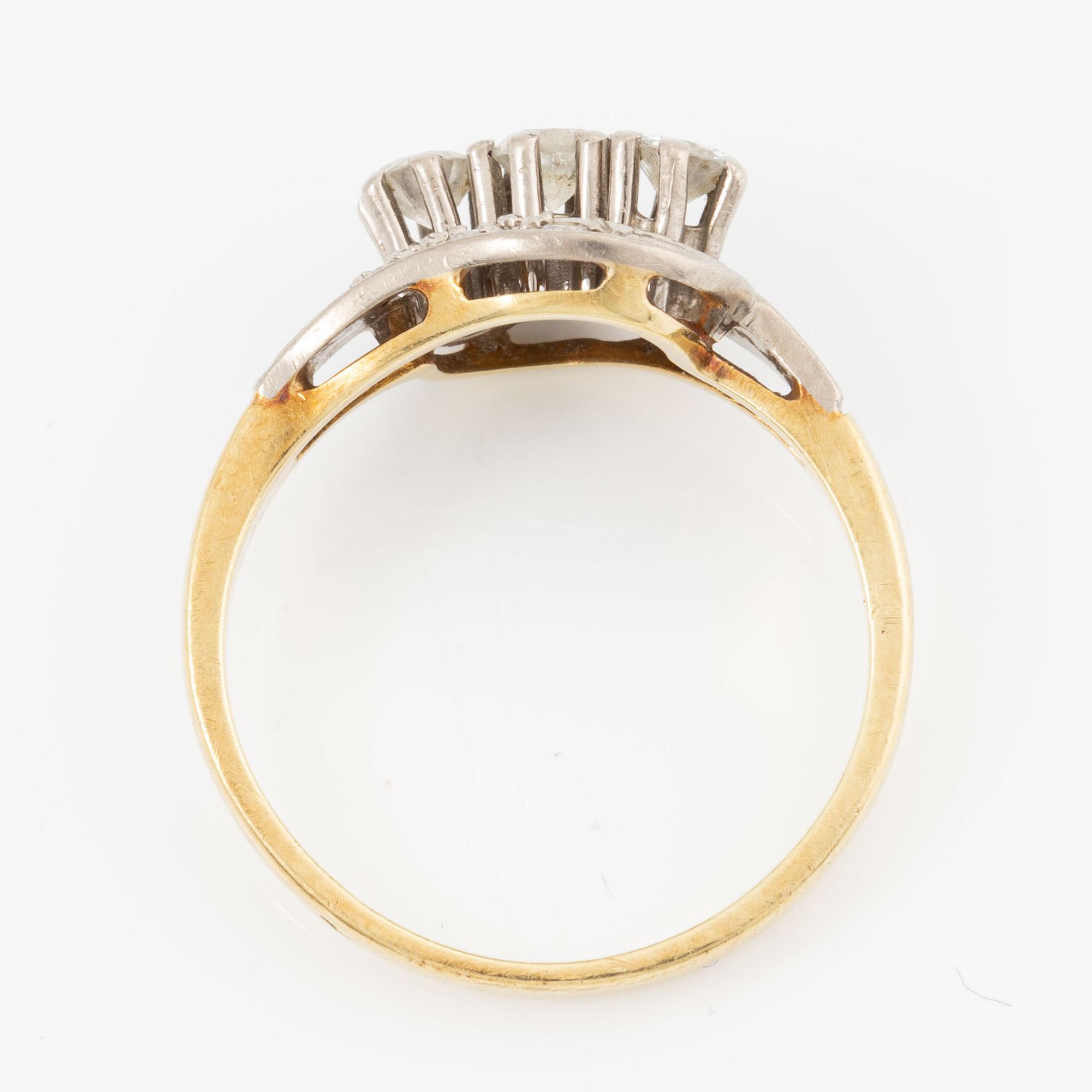 Ring 14K gold with round brilliant-cut diamonds.