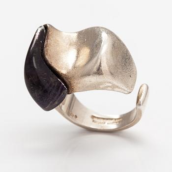 Björn Weckström, Ring "Darinas tår", sterlingsilver och akryl. Lapponia 1974.