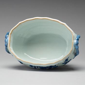 A blue and white tureen with cover,  Qing dynasty, Qianlong (1736-1795).