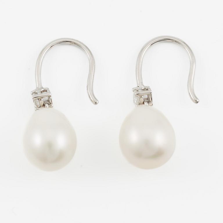 Earrings 18K white gold with cultured pearls and brilliant-cut diamonds.