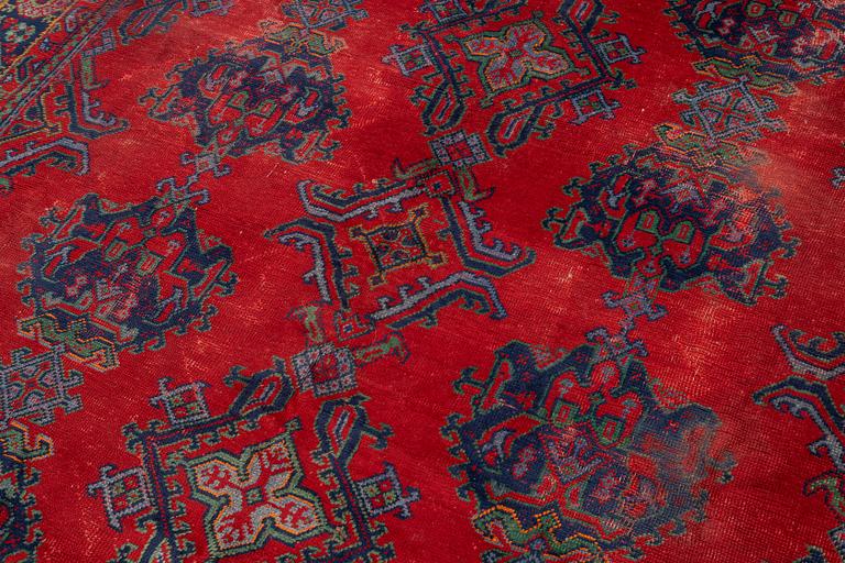 An antique Ushak carpet, Western Anatolia, approx. 380 x 313 cm.