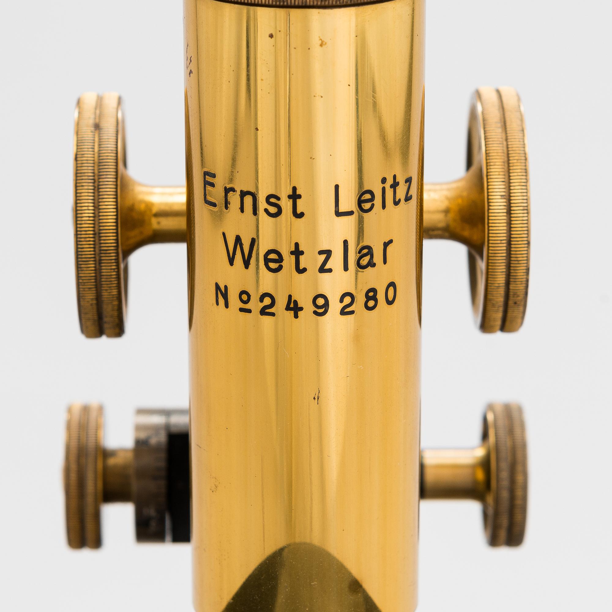 Ernst Leitz Wetzlar, A microscope with a box.