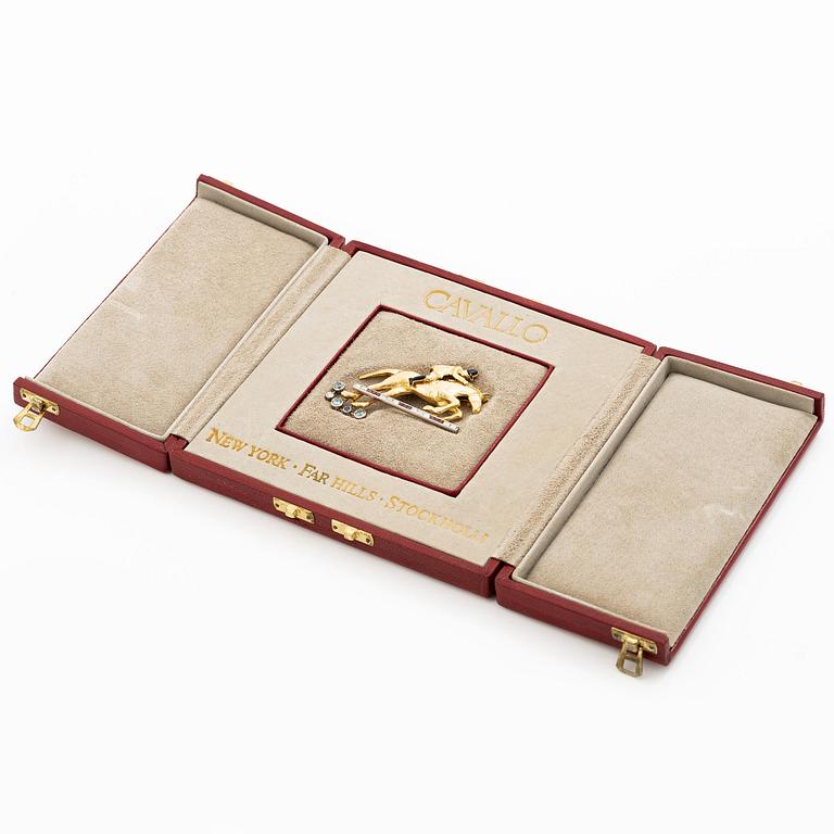 Hänge i form häst 18K guld med baguetteslipade diamanter och färgstenar samt emaljdetaljer.