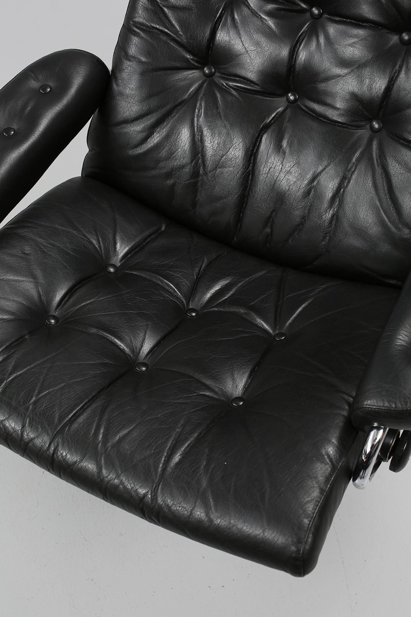 FÅTÖLJER, ett par, samt FOTPALL, Ekornes, Norge, 1900-talets andra hälft.