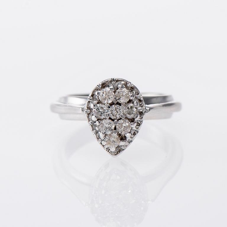 RING, 14K vitguld, diamanter tot. ca 0,55 ct, Paino 6,2 g.