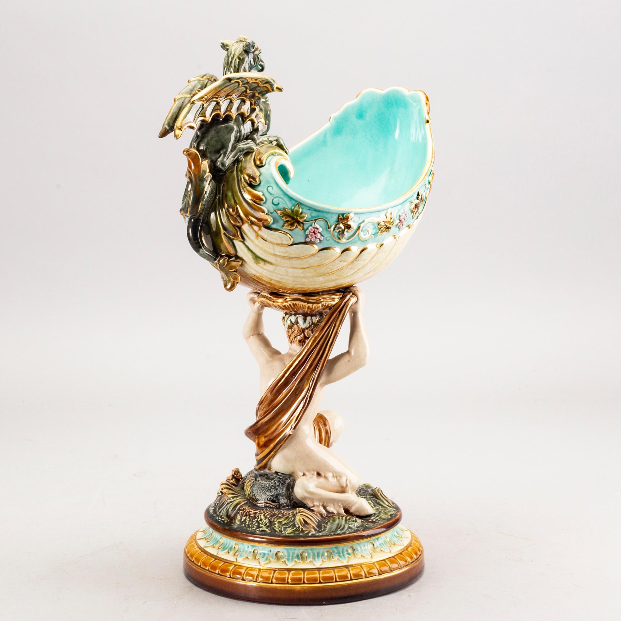 A Rörstrand majolica bowl around 1900.