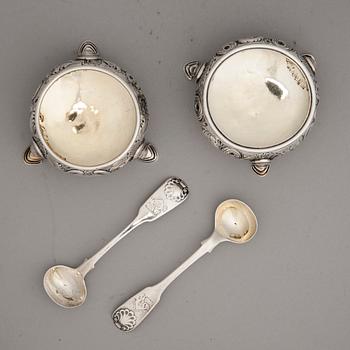 SALTKAR MED SKEDAR, 2+2 st, sterlingsilver, London 1700-och Edinburgh 1800-tal. Totalvikt ca 156 g.