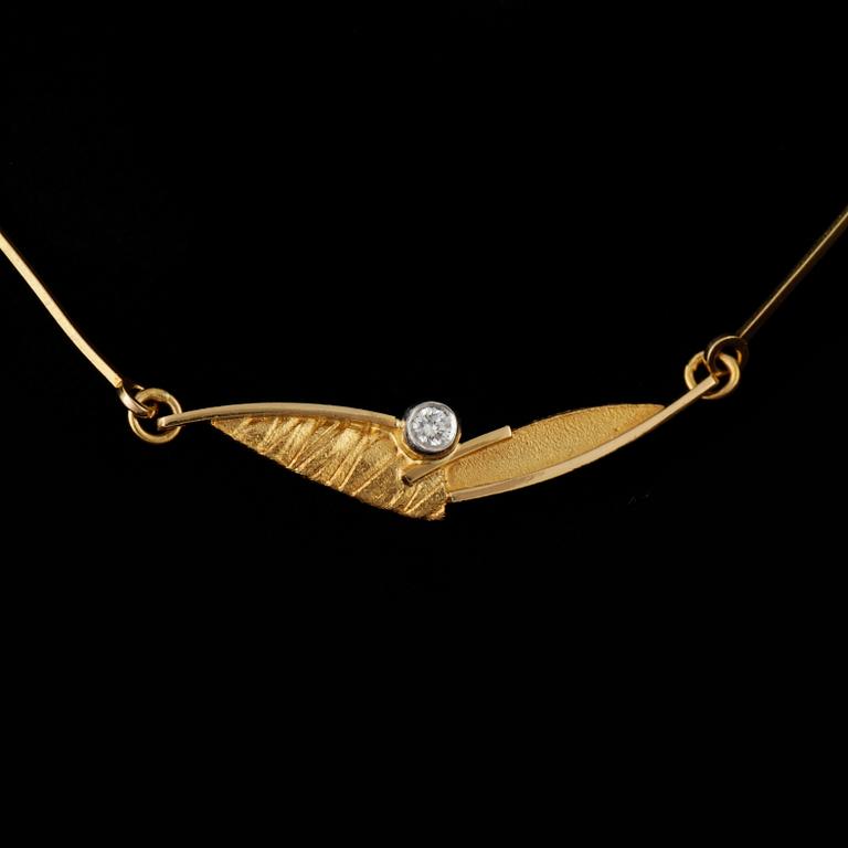 COLLIER, 18k guld med briljantslipad diamant ca0,02ct. Lapponia, Finland, 1998. Vikt 4,5g.