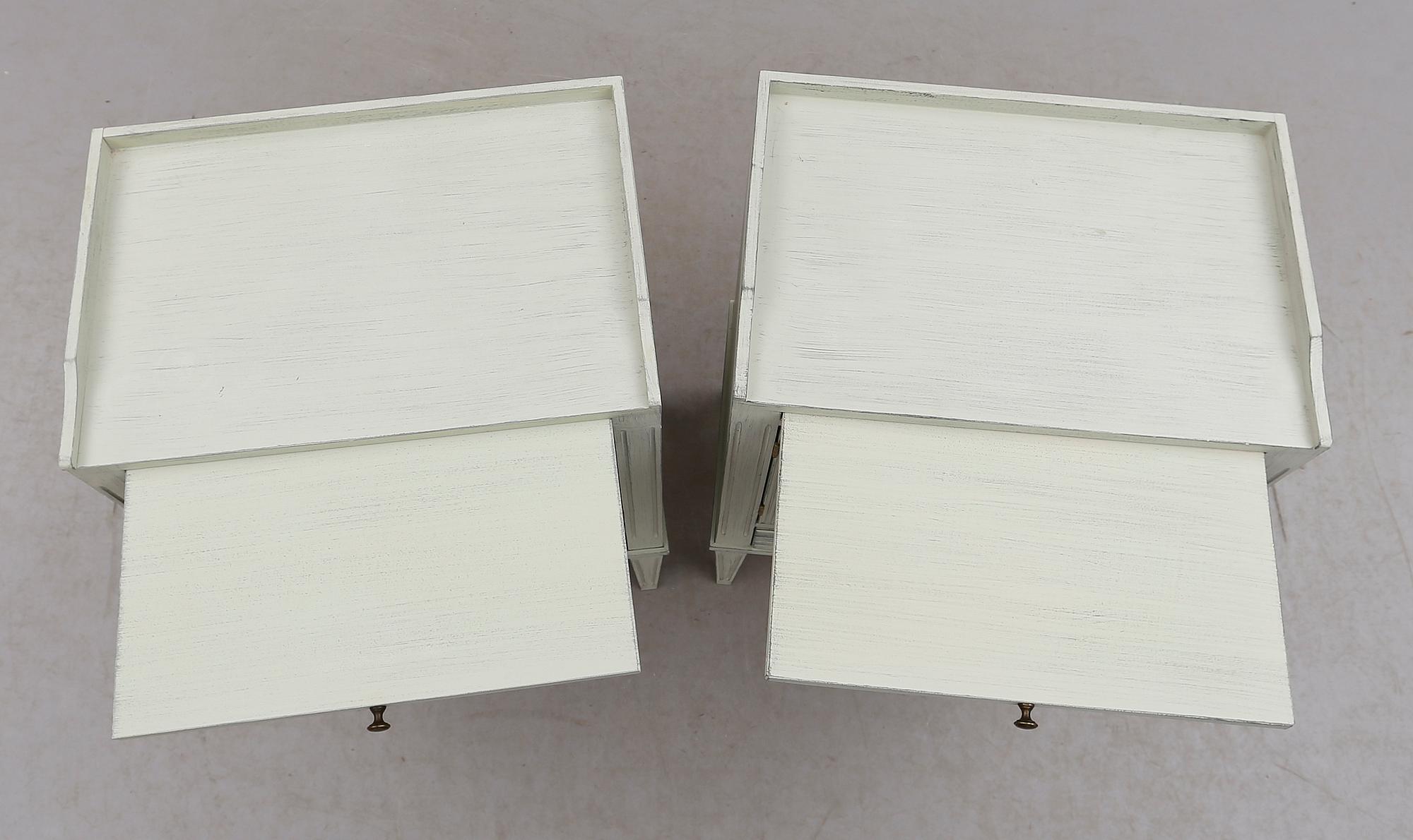 SÄNGBORD, 1 par, gustaviansk stil, 1900-talets andra hälft.