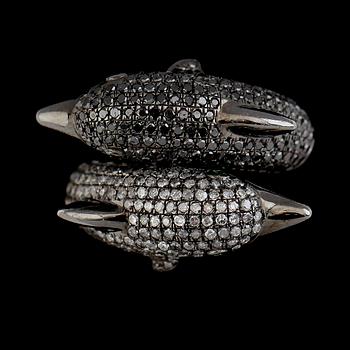 RING, silver, vita och svarta diamanter tot ca 2.61 ct, smaragder tot ca 0.04 ct.