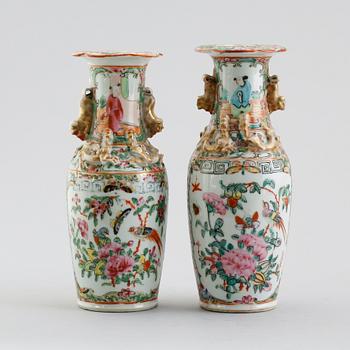 VASER, 2 st snarlika, porslin, Kina, Kanton, 1800-talets mitt.