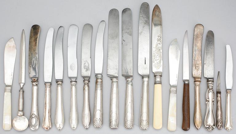 KNIVAR, 18 st, silver, varierade stilar och ålder. Tot vikt inkl. rostfria skaft och blad, samt handtag i ben. 900 gram.