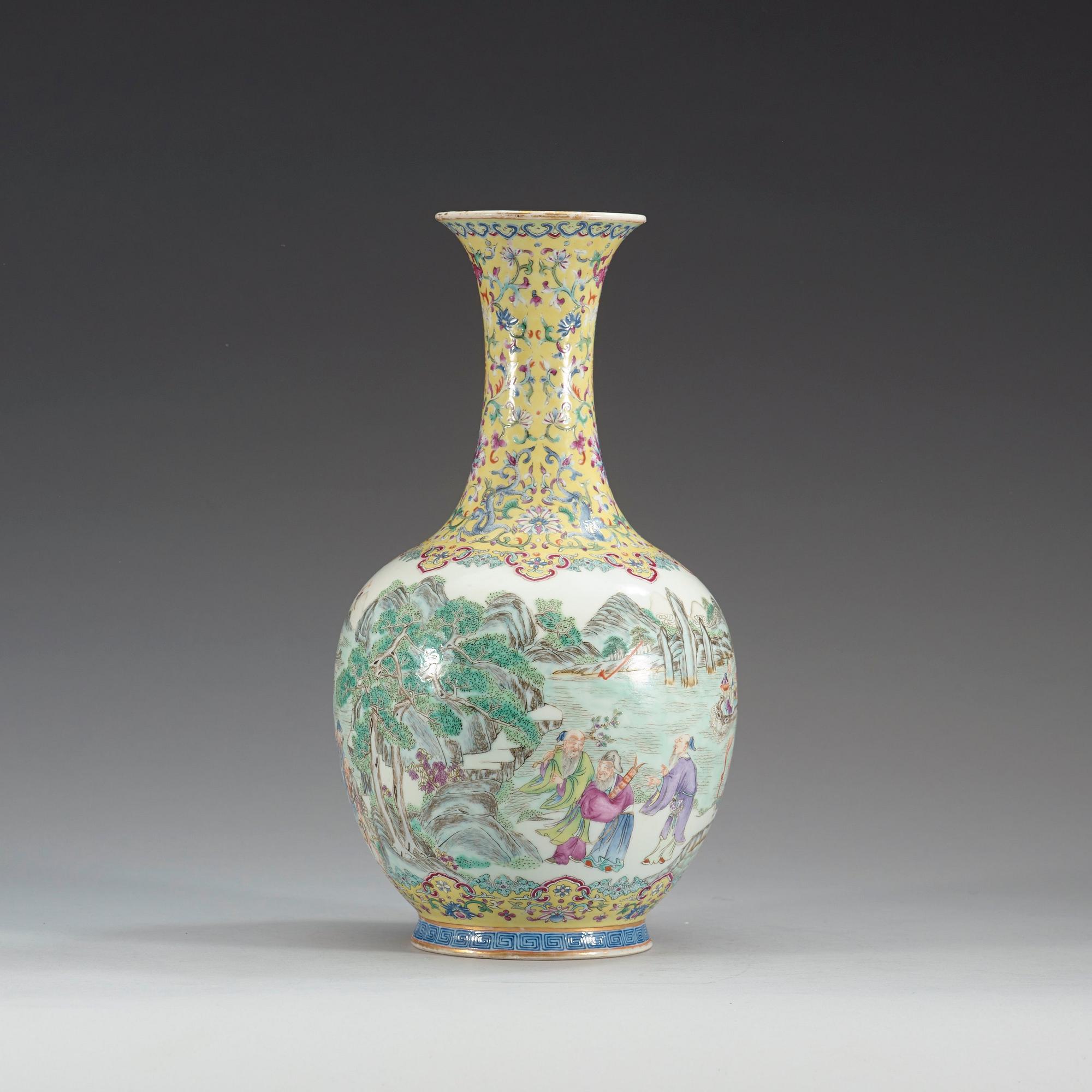 VAS, porslin. Troligen Republik, 1900-tal, med Qianlong sigillmärke.