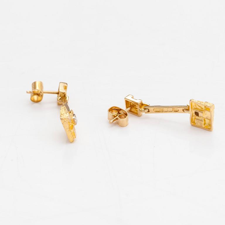 Björn Weckström, A pair of 18K gold earrings 'Thai' with 8/8-cut diamonds ca. 0.04 ct in total. Lapponia 2001.