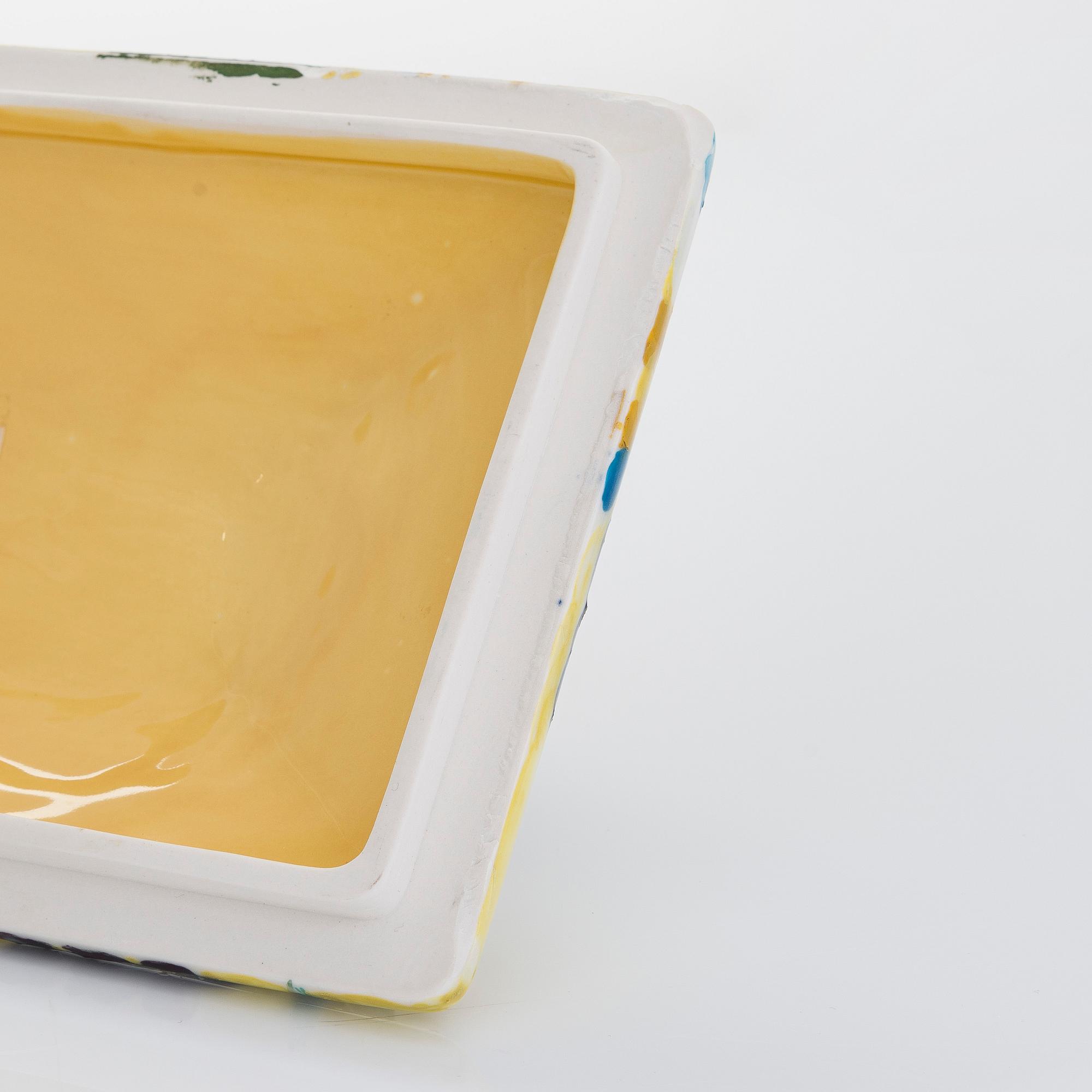 Dorrit von Fieandt, a porcelain box signed DvF ARABIA.
