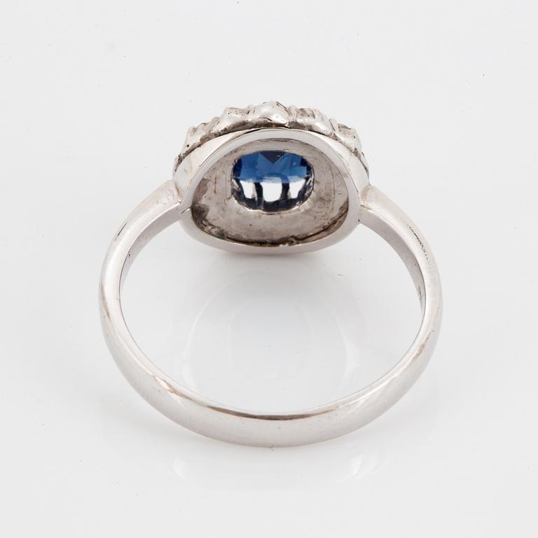 RING, Carmoséring med safir och rosenslipade diamanter.
