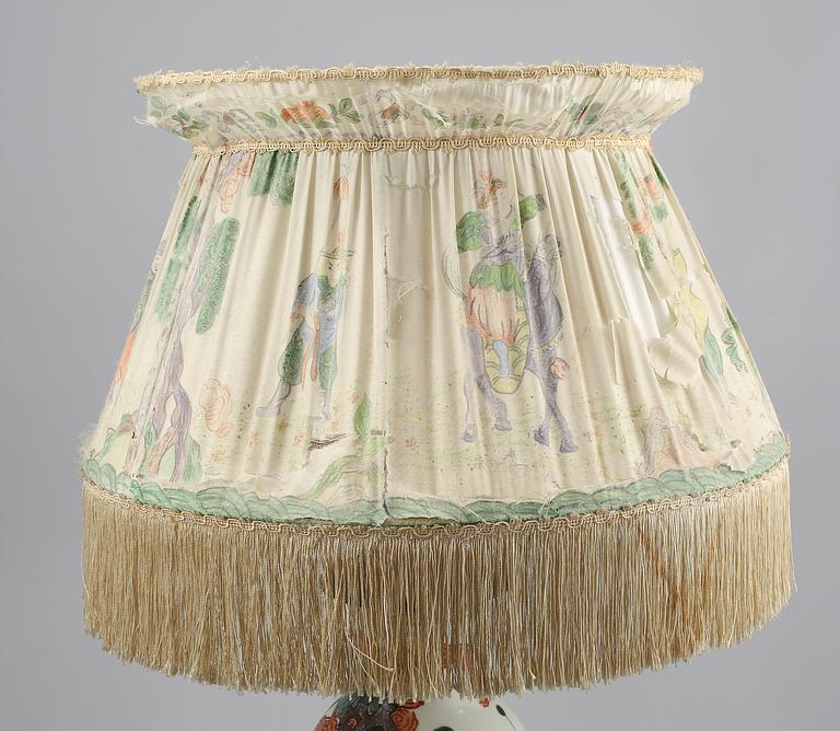 BORDSLAMPA, porslin, Kina, 1900-tal.