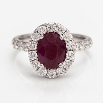 Ring, 18K white gold ring with a ca. 2.40 ct ruby and diamonds ca. 1.20 ct in total according to certificate.